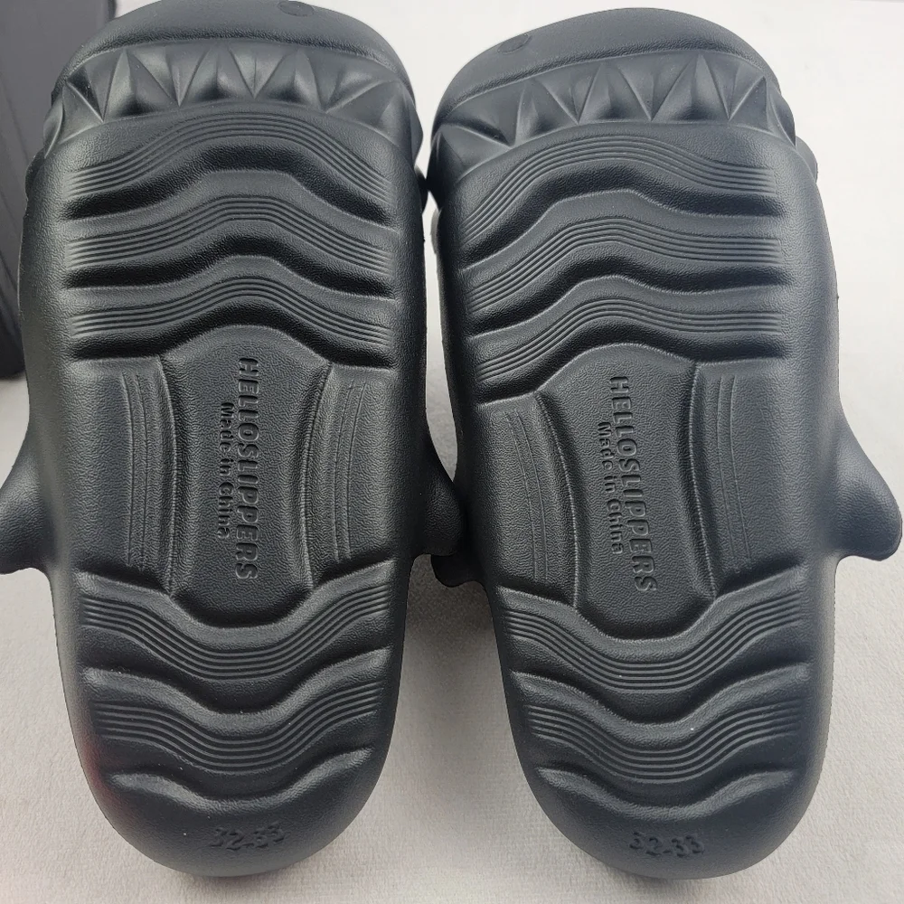 NWT‎ HelloSlippers Sharkicks Pro Mule in black Size 32-33 kids size 2-3.5